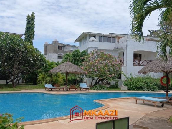 Green Malindi Luxury Apartments with shared swimming pool and garden