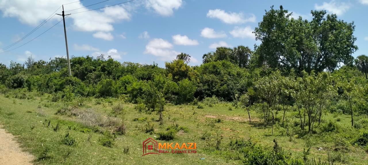 25-acre land parcel near Subira Guest House and Restaurant in Hindi