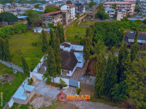 House for sale near Malindi Law Courts with laundry area and parking