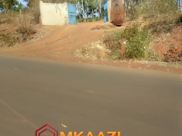 Red-soil half-acre plot 500 metres off the Embu–Gachoka–Gachuriri tarmac road.